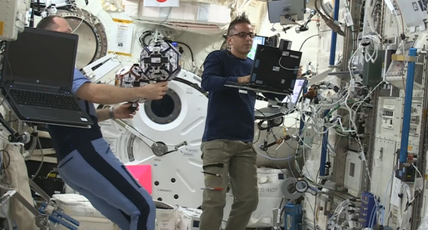 El experimento es supervisado por astronautas y se realiza en una cápsula de la Estación Espacial.