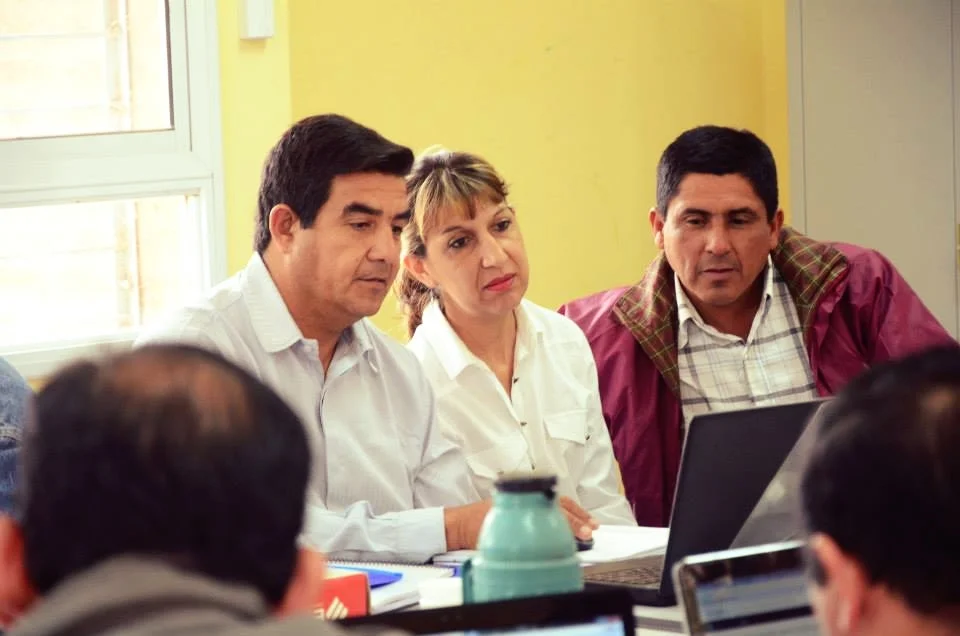 Profesores colaborando en la escuela