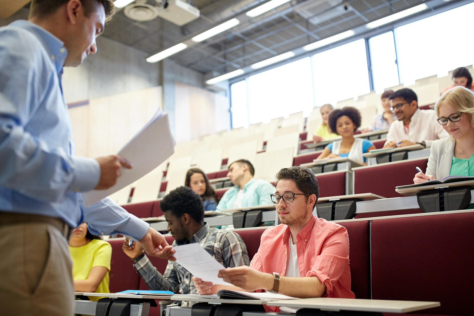 Los maestros cuyo trabajo no es reconocido y recompensado adecuadamente a menudo se sienten sobrecargados y subvalorados, lo que puede influir en el ausentismo, la motivación y la efectividad. - Foto: Bigstock.com