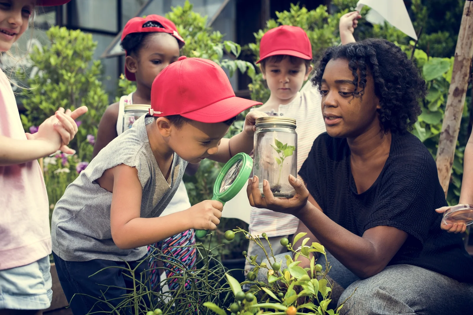 bigstock-copyright-estudiantes-jardin-escuela-cultivo.jpg