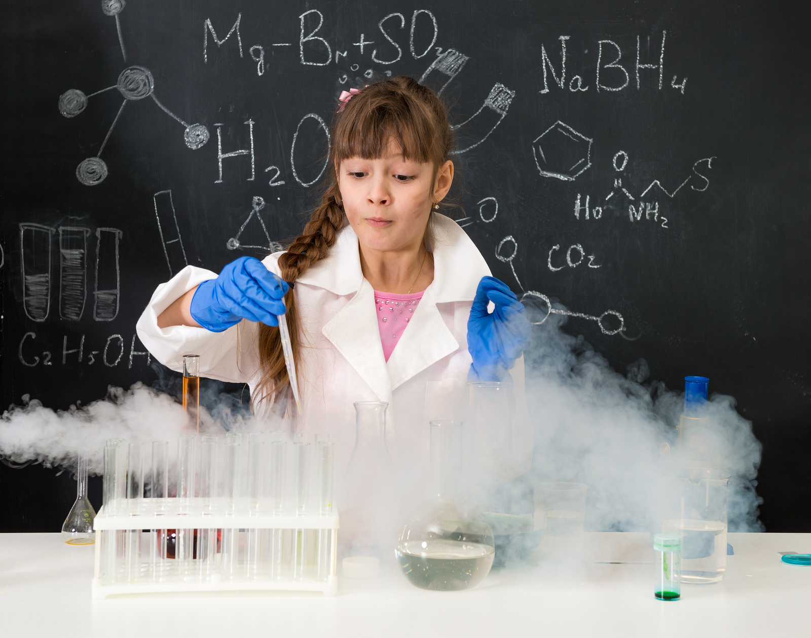 Niña haciendo un experimento científico