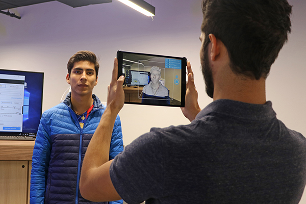 Alumnos del Tec de monterrey en laboratorio Mostla de Realidad virtual y aumentada