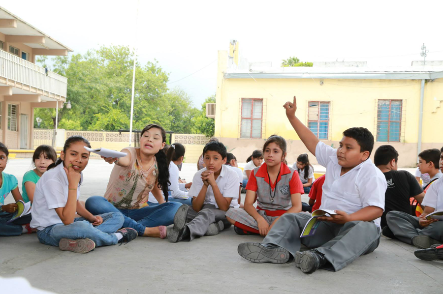Estudiante participando en debate durante el programa de via educación