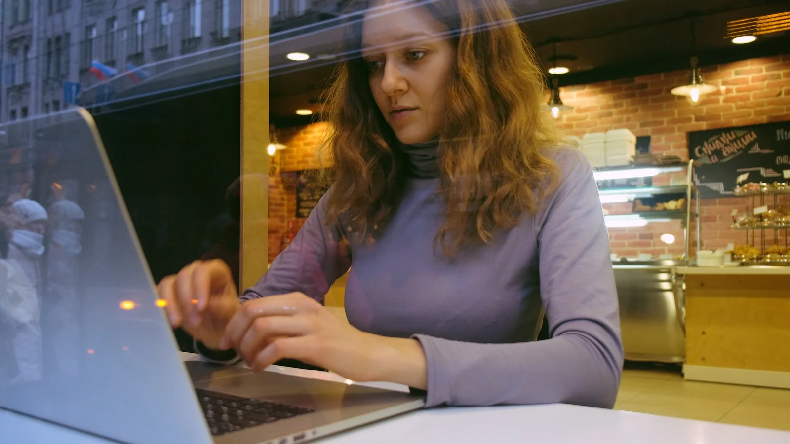 Mujer tomando curso gratuito de emprendimiento