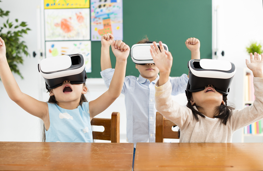 Estudiantes con wearables de realidad virtual