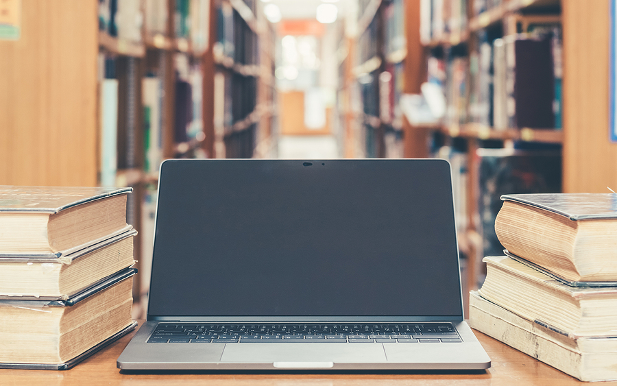Laptop en bliblioteca para consulta de glosario de innovación educativa