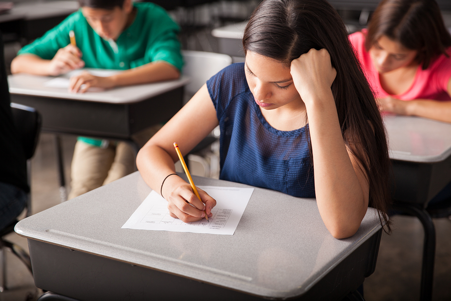 niña en salón de clases