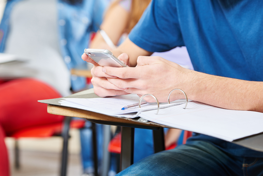 Estudio revela que la atención a una computadora portátil o un teléfono celular durante clase afecta la retención a largo plazo de las lecciones. - Imagen: Bigstockphoto 