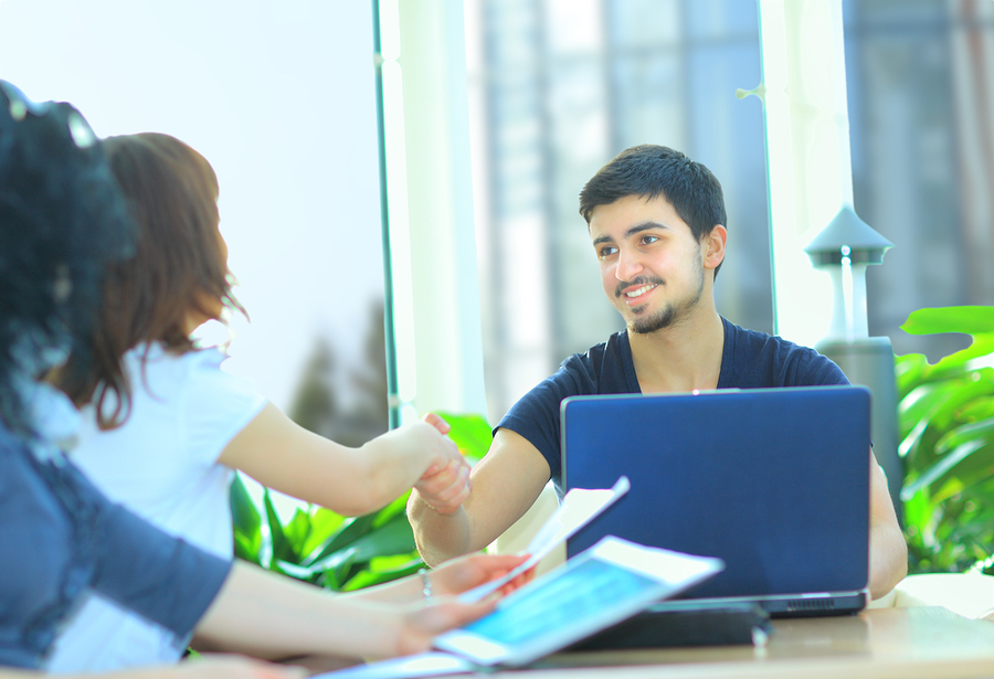 Casi la mitad de los reclutadores encuestados piensa que las universidades no preparan a sus estudiantes para los retos laborales actuales.  - Imagen: Bigstock 