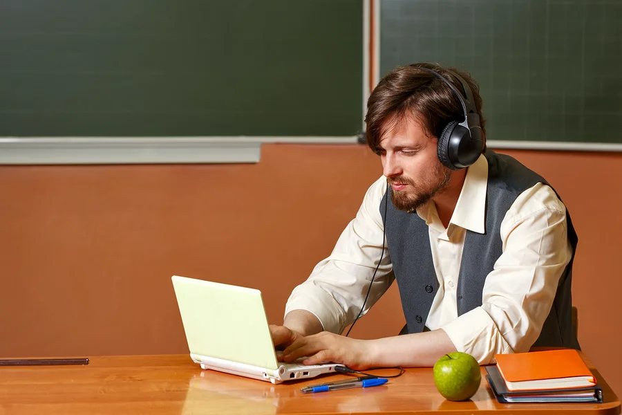 Profesor escuchando un podcast