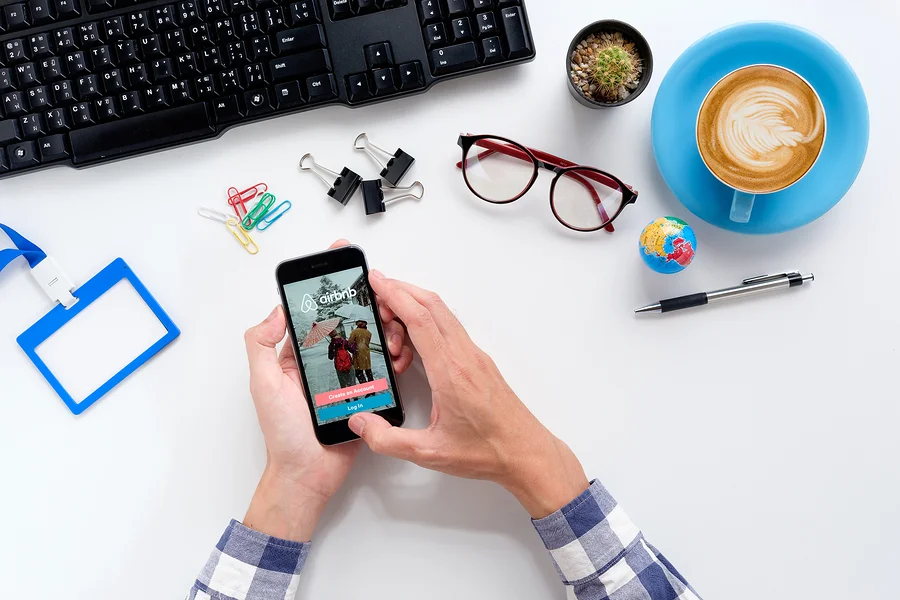 Profesor utilizando airbnb