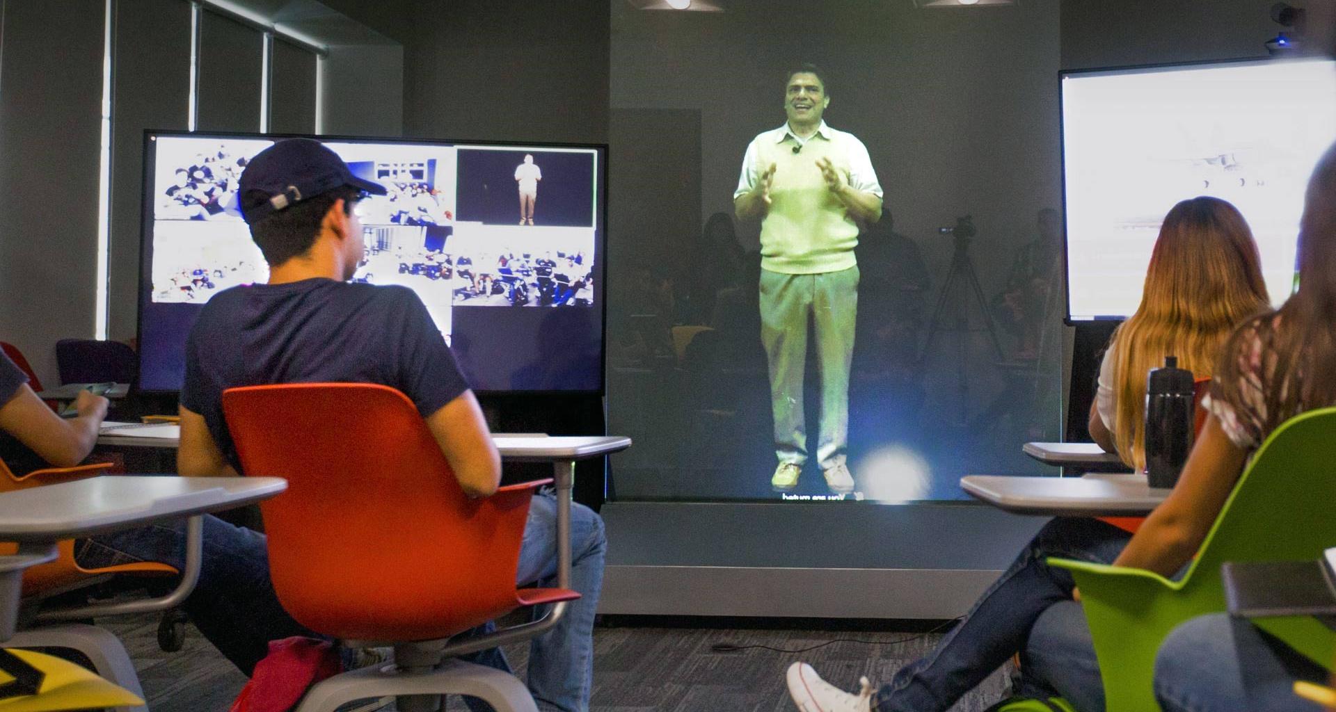 El Tec de Monterrey también ha impartido clases de telepresencia con robots controlados por profesores a kilómetros de distancia - Foto: Tecnológico de Monterrey