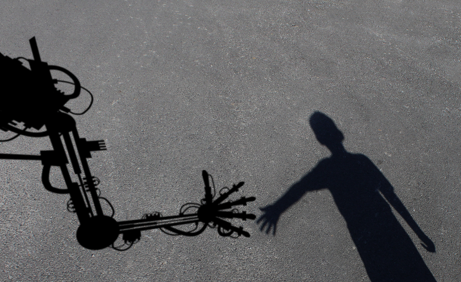 Robot y niño tomados de la mano