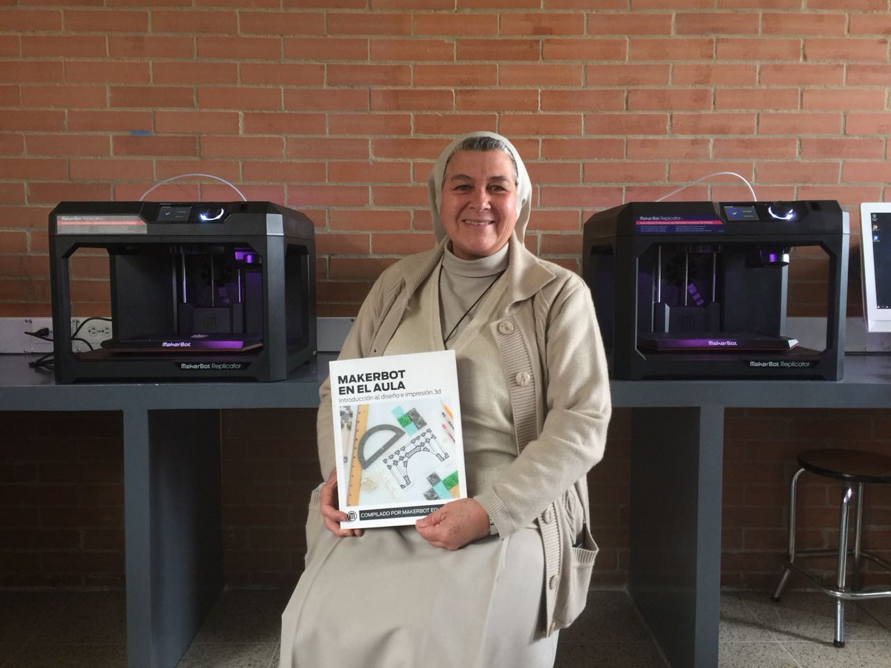 Hermana Martha Cecilia Potes Restrepo en el Colegio Santa Mariana de Jesús en Colombia. / Foto: cortesía de MakerBot.