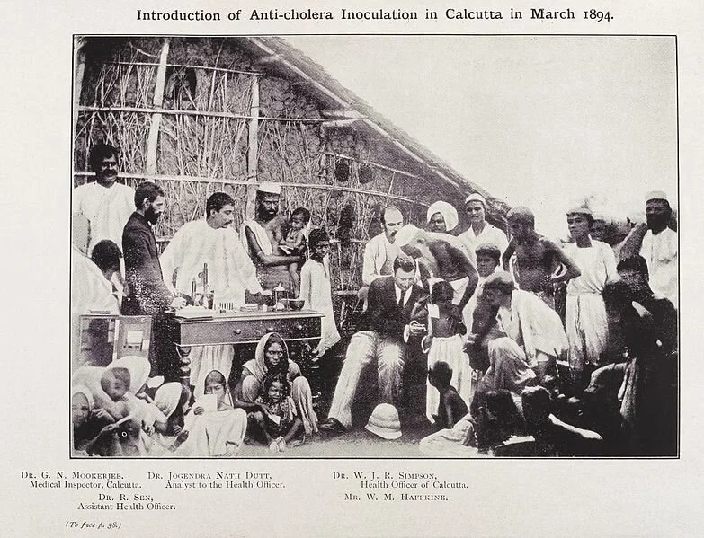 ¿qué es “parachute science”? Inoculación contra el cólera en Calcuta en 1894. Colección Wellcome , CC BY-SA .