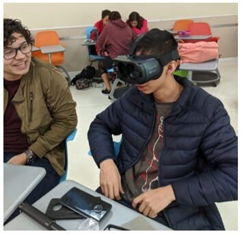 Imagen 3: Alumnos en clase revisando su mini-video.