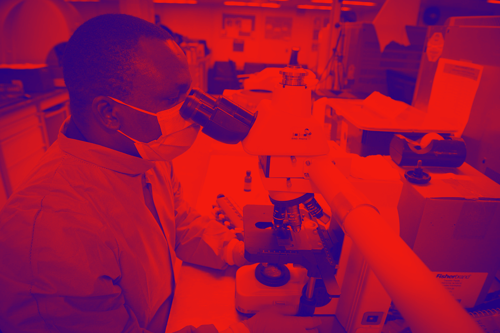 "Operaciones diarias en el laboratorio central a bordo del USNS Comfort" de NavyMedicine / CC PDM 1.0