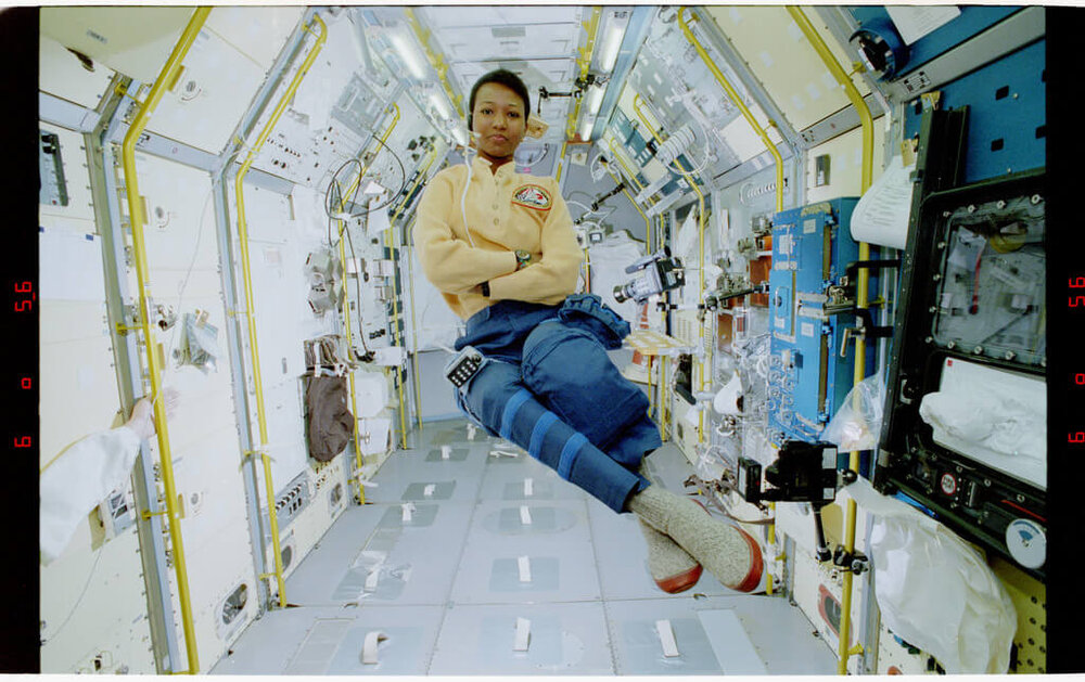 Foto: Mae Jemison, ingeniera, médico y astronauta de la NASA. Fue la primera mujer afroamericana en viajar al espacio. Fuente: The U.S. National Archives.