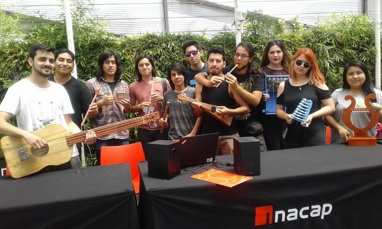 Imagen: Estudiantes de la carrera de Pedagogía en Artes Musicales 2018, presentan instrumentos musicales construidos por ellos mismos usando relaciones matemáticas.