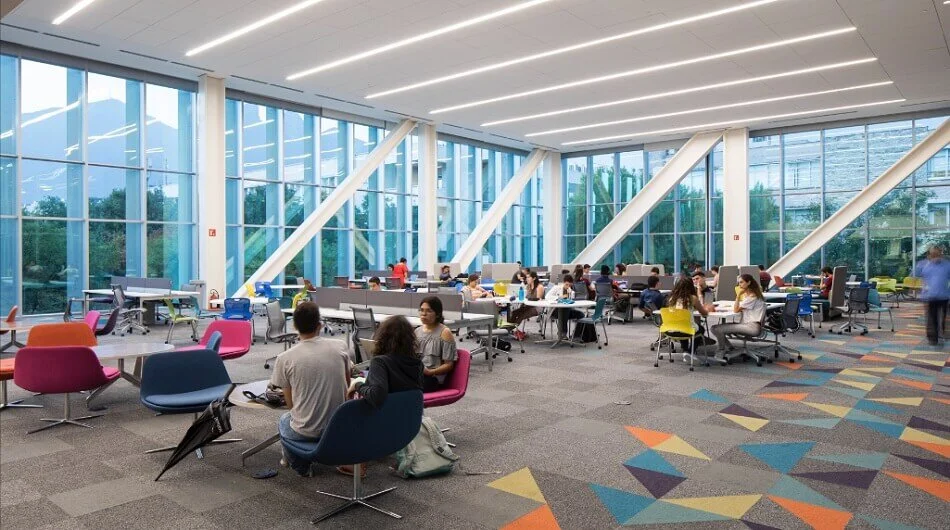 Alumnos universitarios en la biblioteca del Tec de Monterrey, campus Monterrey.
