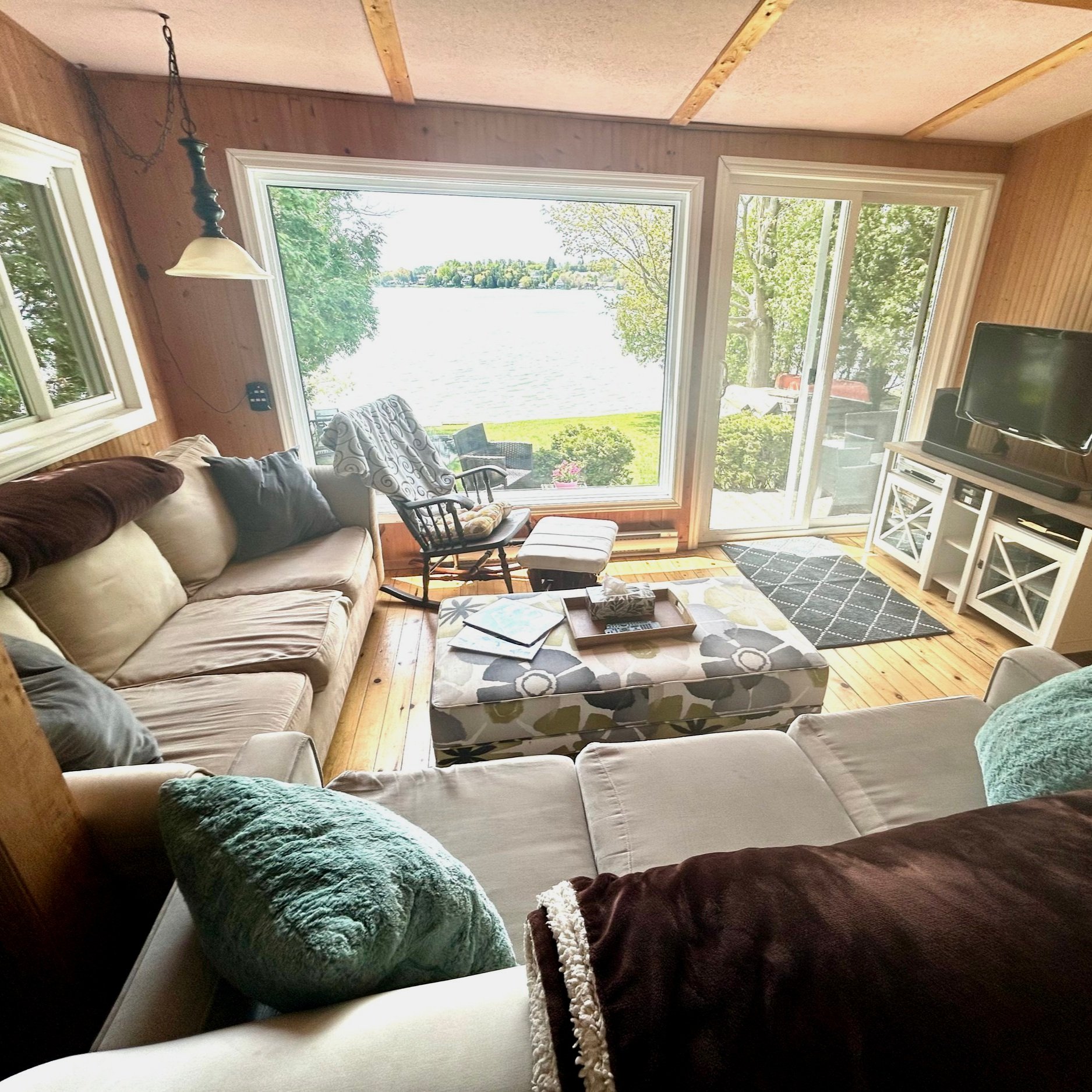 Lakeside Lounge