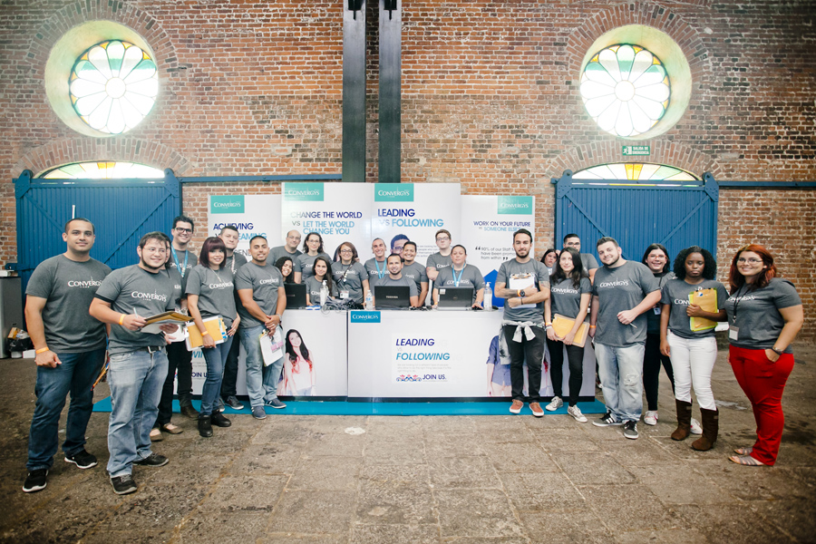 Colaboradores de Convergys durante ExpoEmpleo 2016