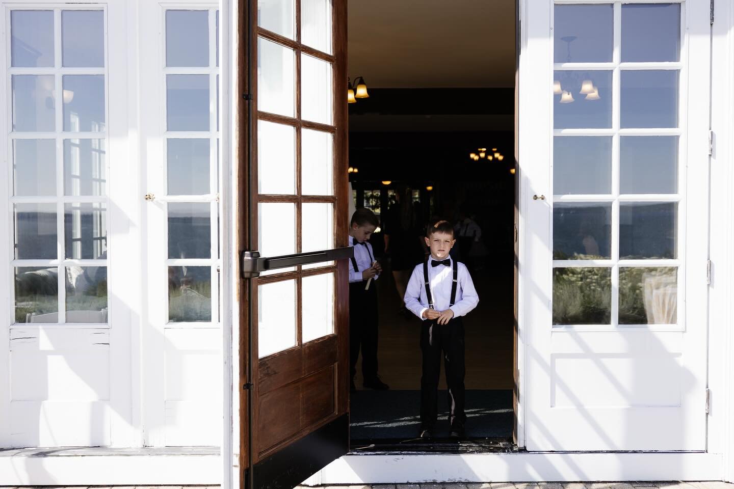 I&rsquo;m always drawn to taking another look or waiting to see if a portrait unfolds that will help tell a story on a wedding day.

A couple favorites from an August wedding with the incredibly talented @theleightonco ❤️

Maine wedding photographer,