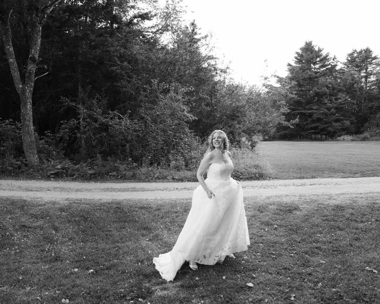 ⭐️⭐️⭐️⭐️⭐️ &ldquo;We couldn&rsquo;t be happier with Sienna as our wedding photographer! She did an absolutely amazing job capturing our July wedding in Maine, and the photos turned out better than we could have imagined. 

She also took our engagemen