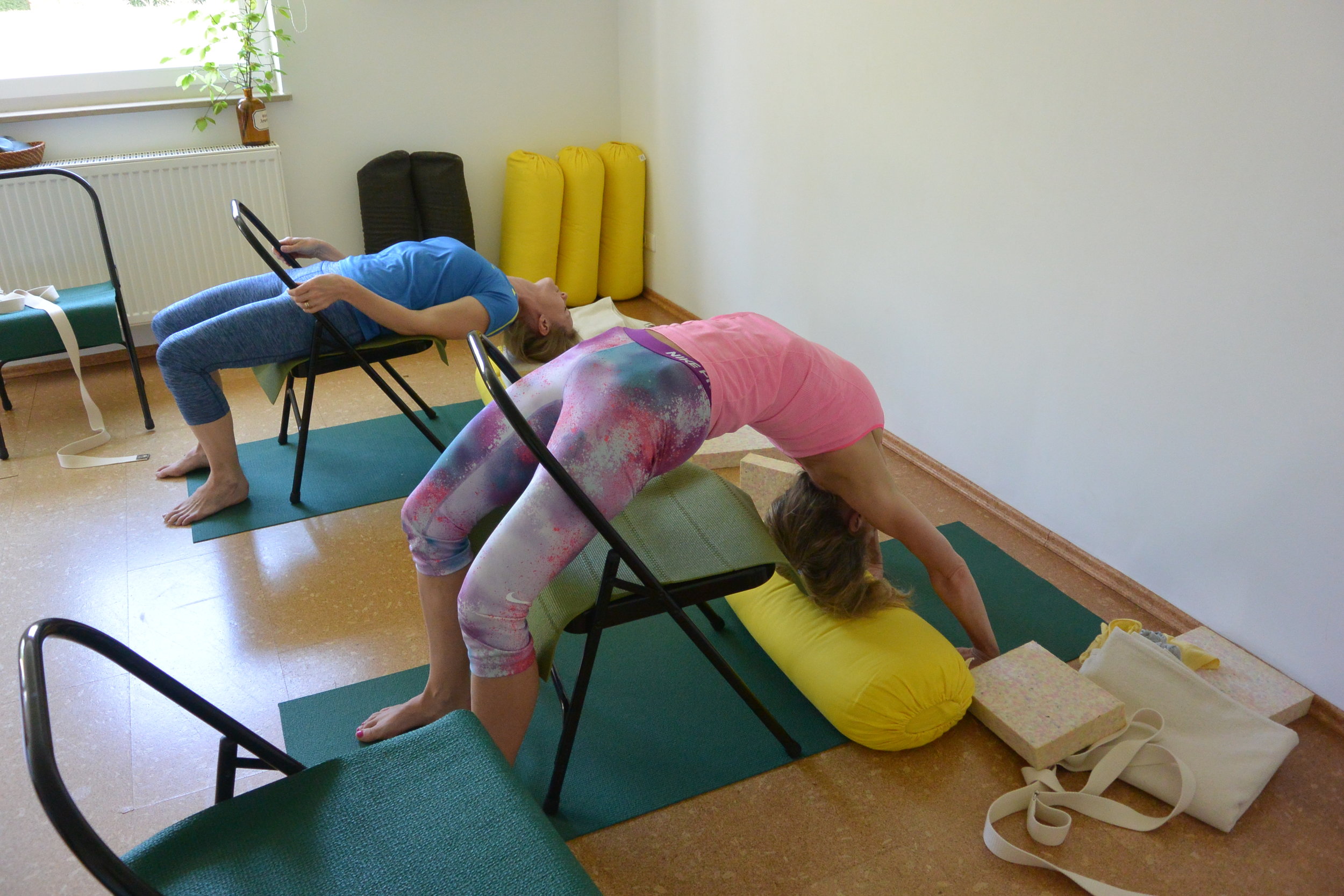 Urdhva Dhanurasana mit Stuhl und Props