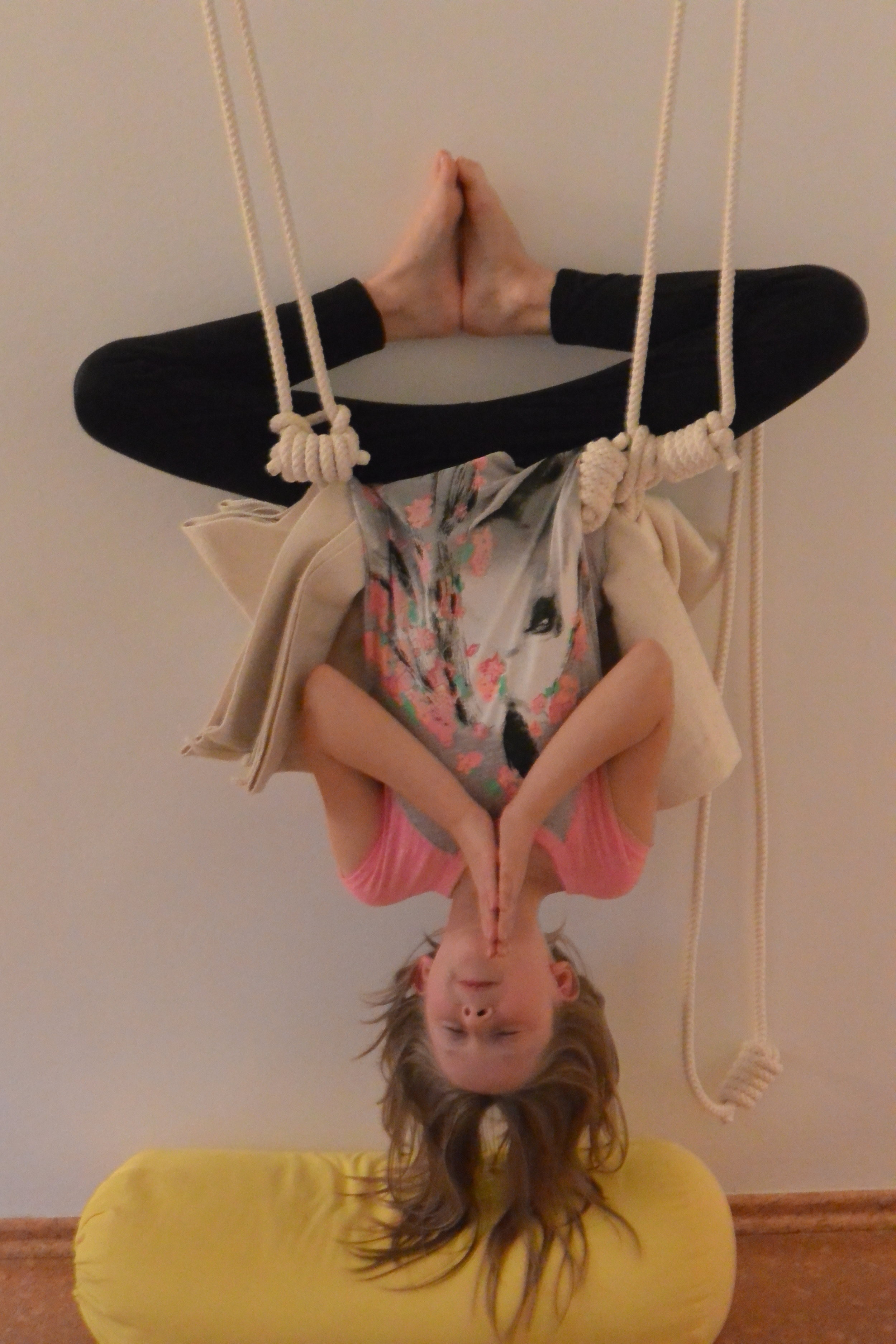"Fledermaus" -- "Bat" -- Rope Sirsasana -- Kopfstand im Seil