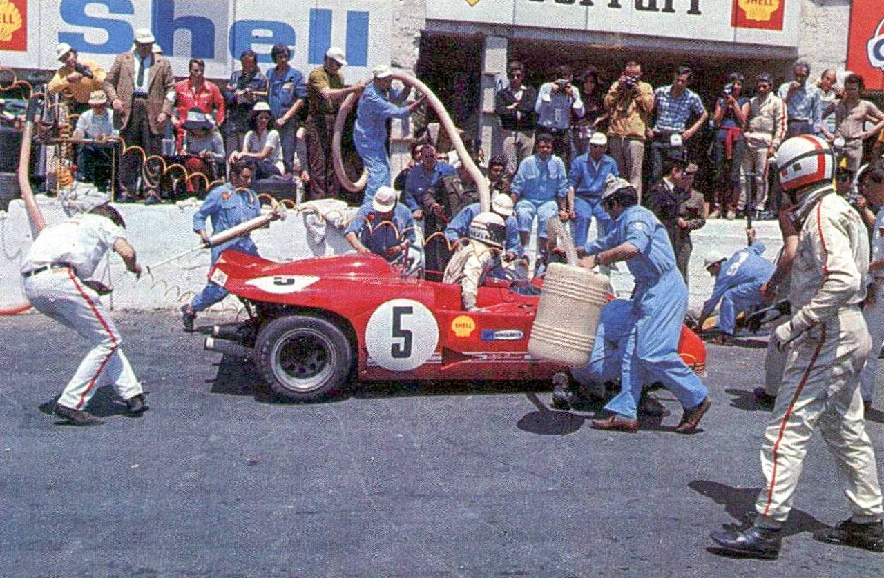 1971_Targa_Florio_-_Vaccarella_and_Hezemans'_Alfa_Romeo_33.3,_pit_stop.jpg