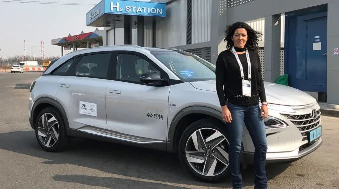 Dr. Linda Wright (Chief Executive of the New Zealand Hydrogen Association) with Hyundai’s NEXO FCV. Source: EV Talk