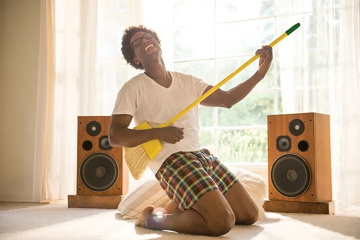 FruitOfTheLoom_Broomguitar.jpg