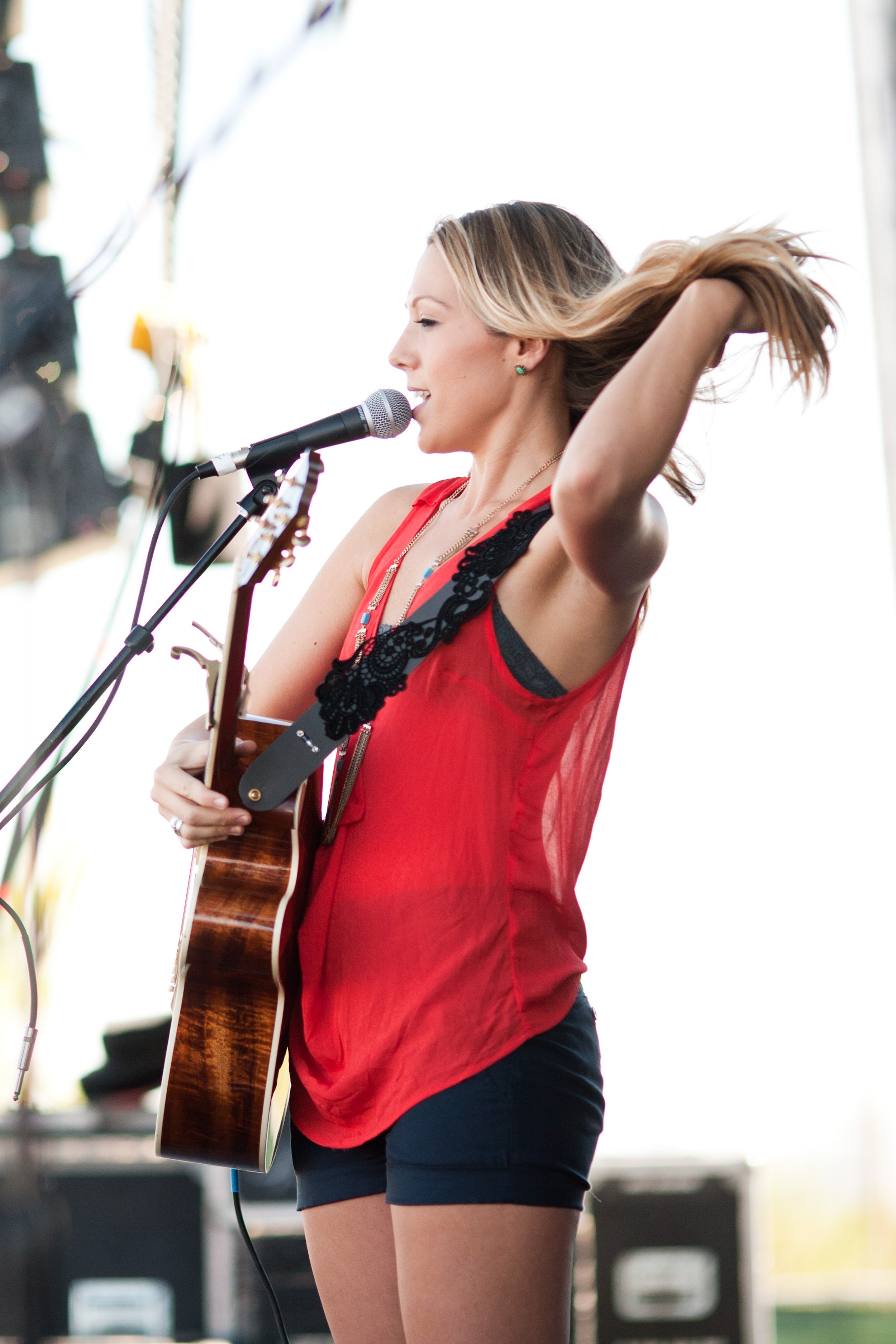 ColbieCaillatConcertHi-res33.jpg