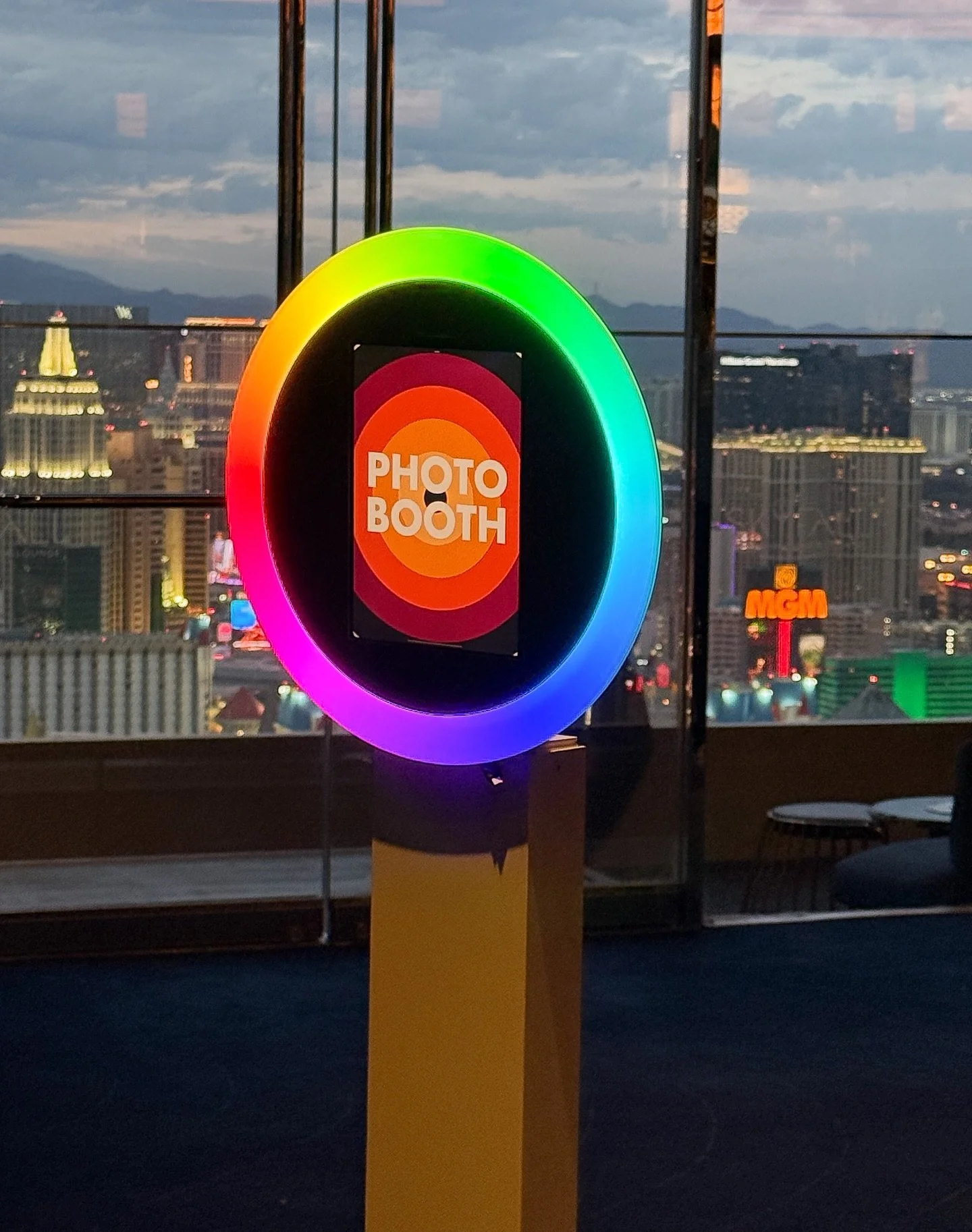 ✨ Ring light views, Vegas edition. ✨
Our setup at Skyfall, Mandalay Bay gave guests the perfect glow with the NYNY skyline + MGM Grand backdrop shining behind them.

Because when the city lights meet our booth, magic happens. 🌆📸

#URBNevents #Anyth