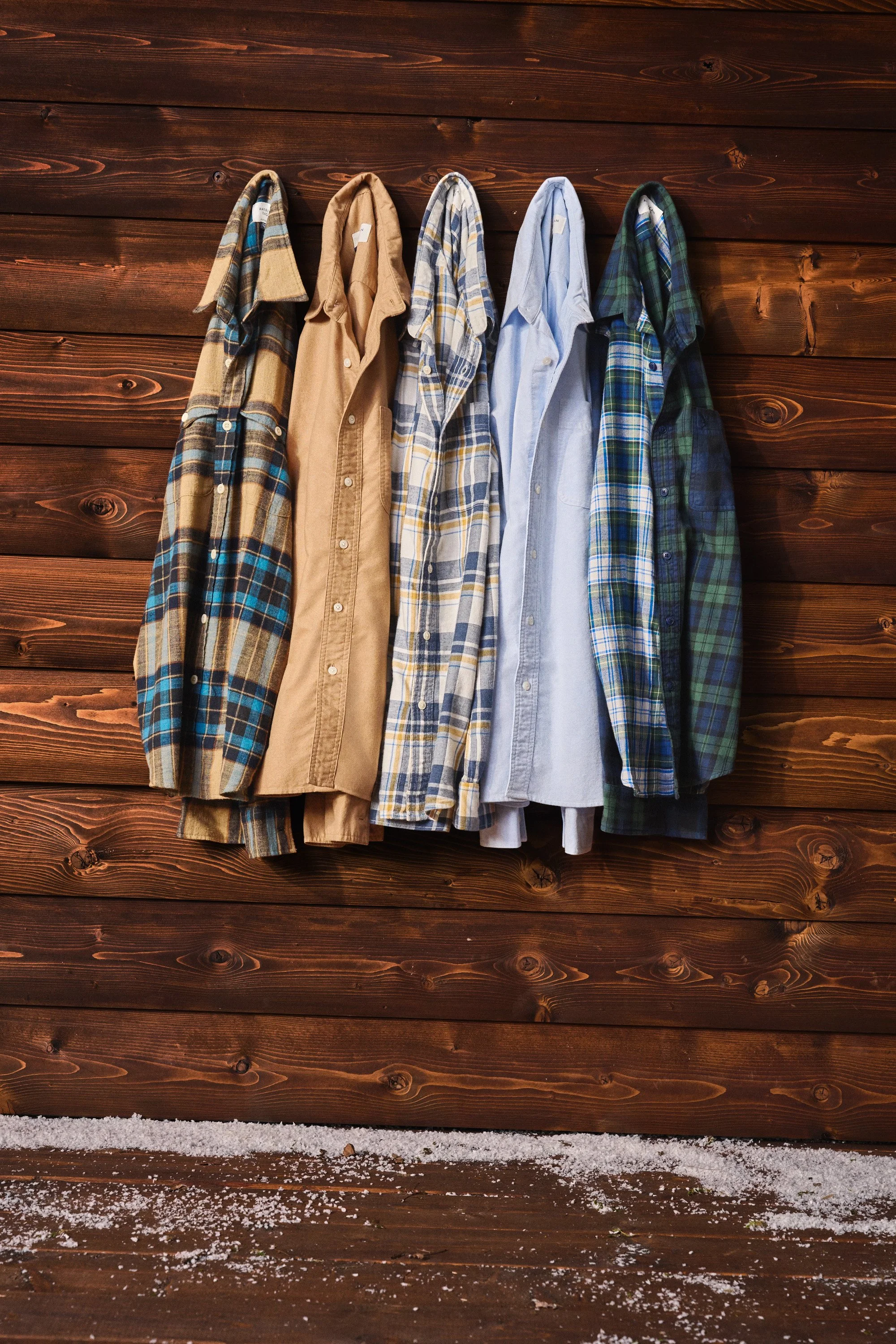 INTL_AE_HOL_2023_M_Laydown_Shirting_004.jpg