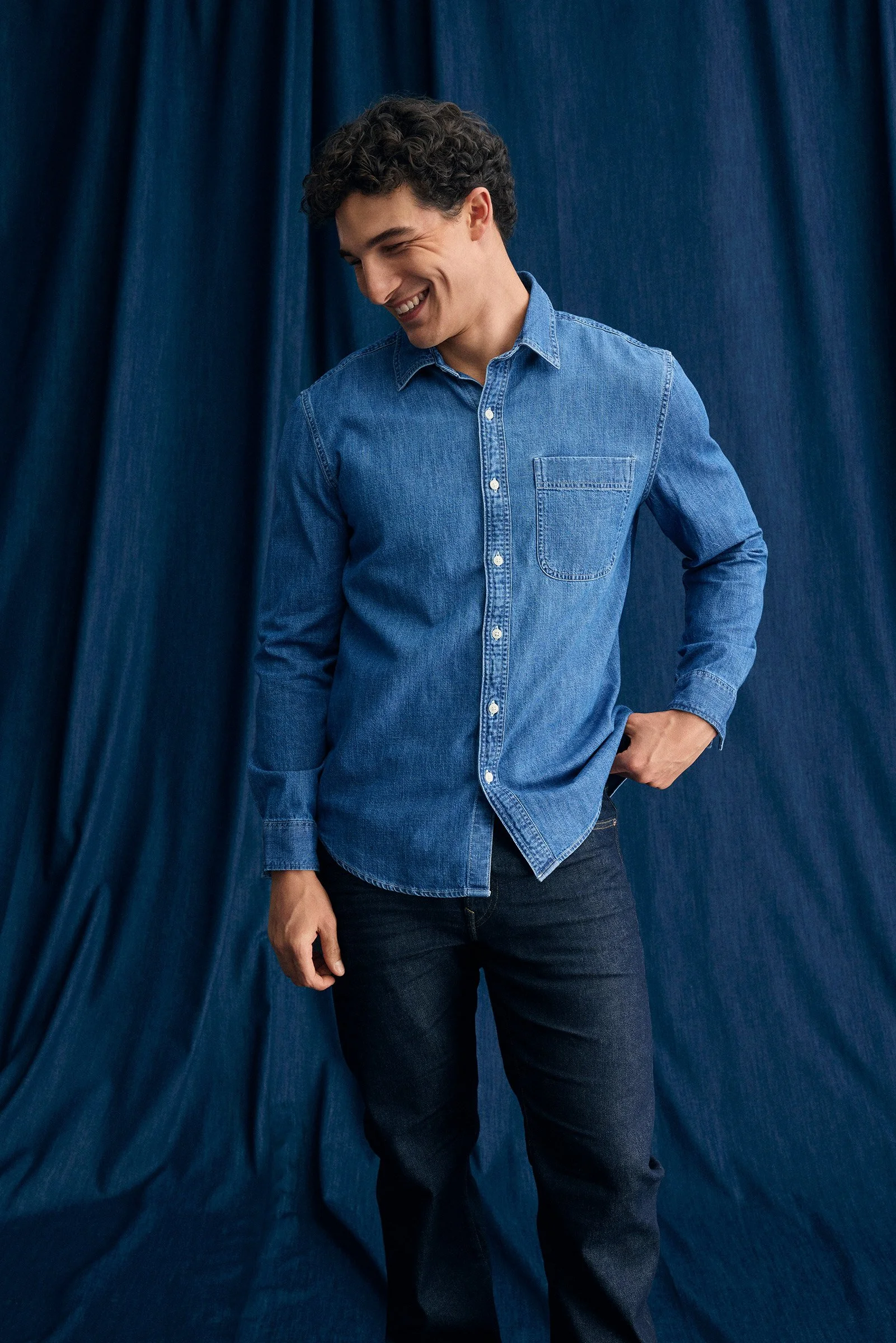 AE_2025_BTS_M_Shirting_ClassicFitStretch_Oxford_051_RGB.jpg