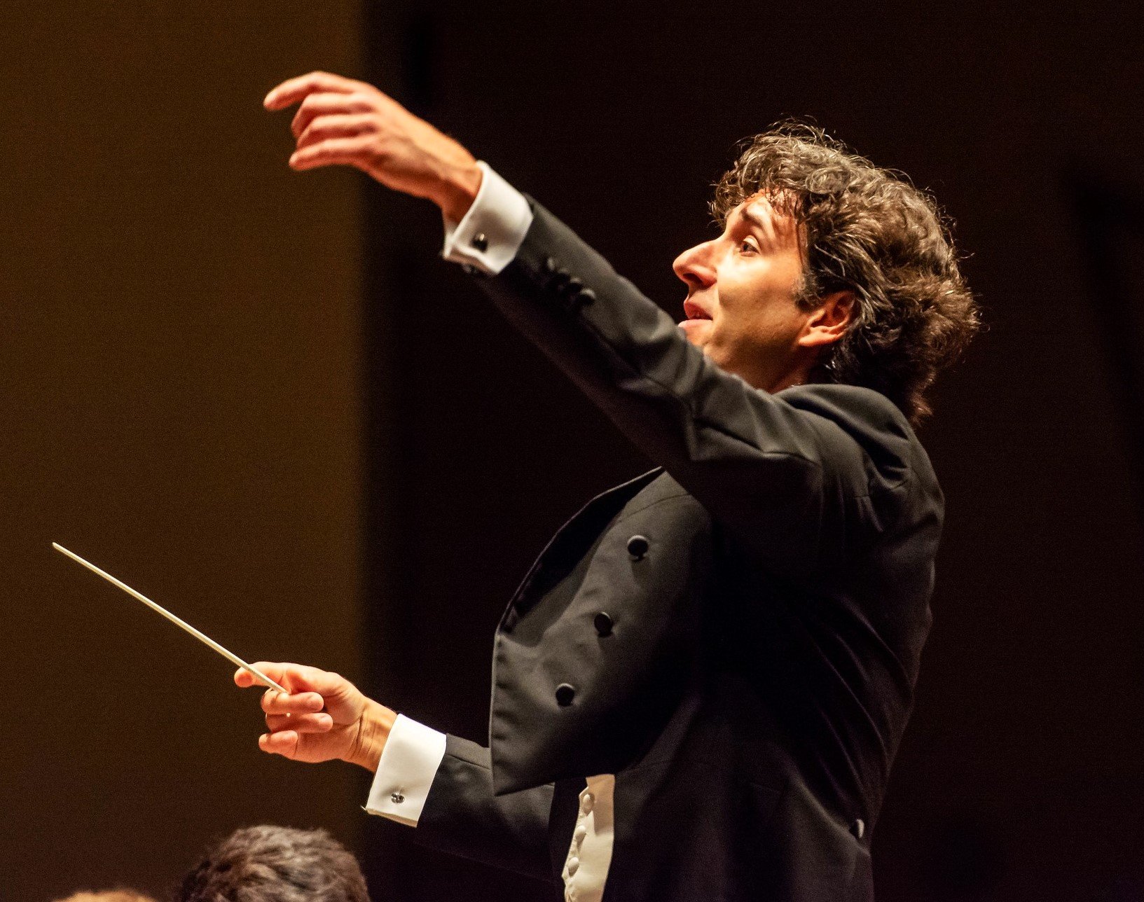 Marcello Cormio conducting an orchestra