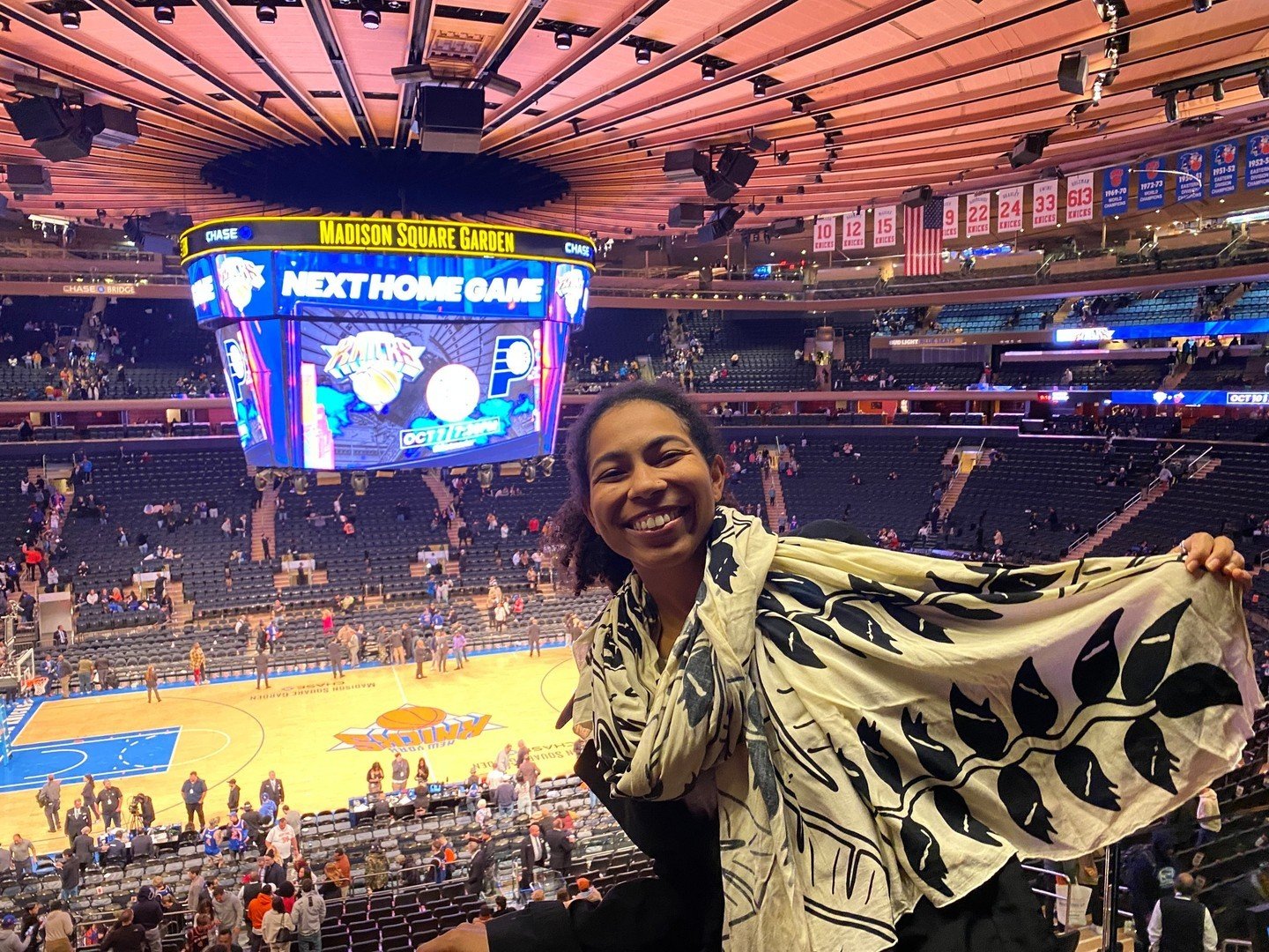 Time off means more Game Time!⁠
.⁠
.⁠
.⁠
.⁠
#newyorkknicks #hangingheliconia #scarf #gametime #basketball #livegame#casualmovements #sarongs #sarong #pareo #pareos #lavalavas #pareu #tupenu #pare&ocirc; #par&eacute;o #パレオ #ハワイ#hawaii #808 #hawaiilife