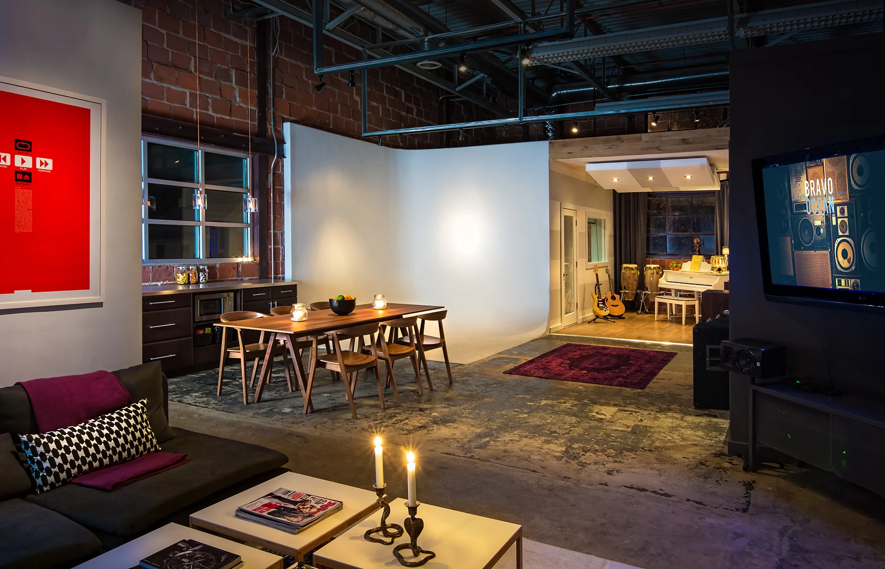 LOUNGE & CYC WALL