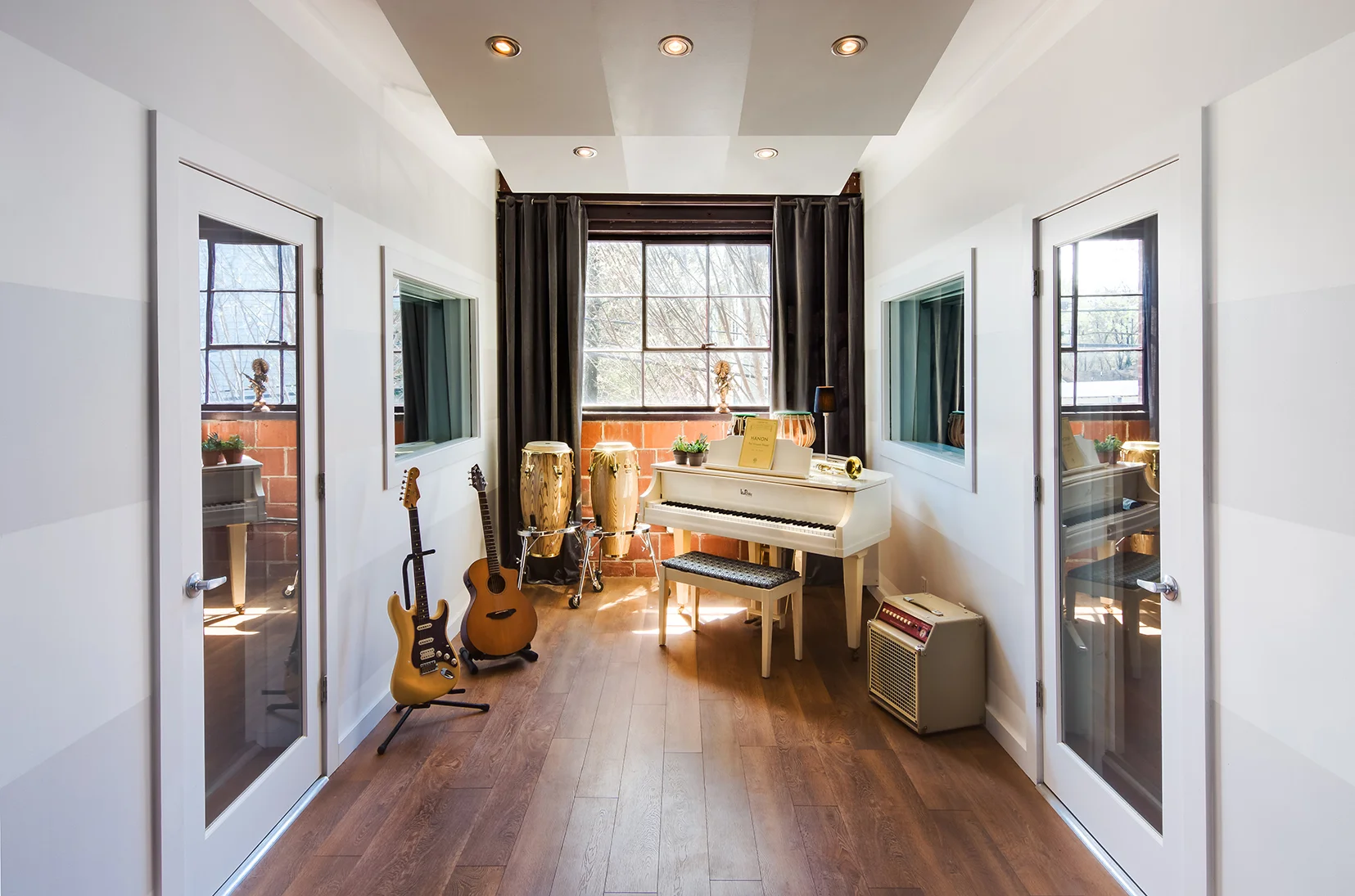 LIVE ROOM