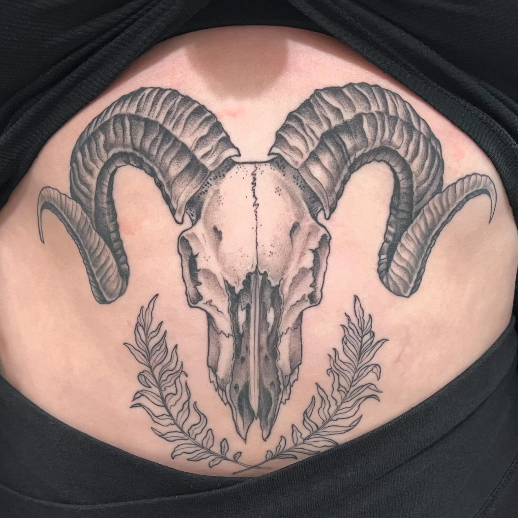 Beautiful healed piece by @miainkworld 
.
.
.
#hawaiitattoo #hawaiitattooartist #hilotattoo #konatattoo #skulltattoo #ramskull #blackandgreytattoo #ladytattooers #southseastattoohilo