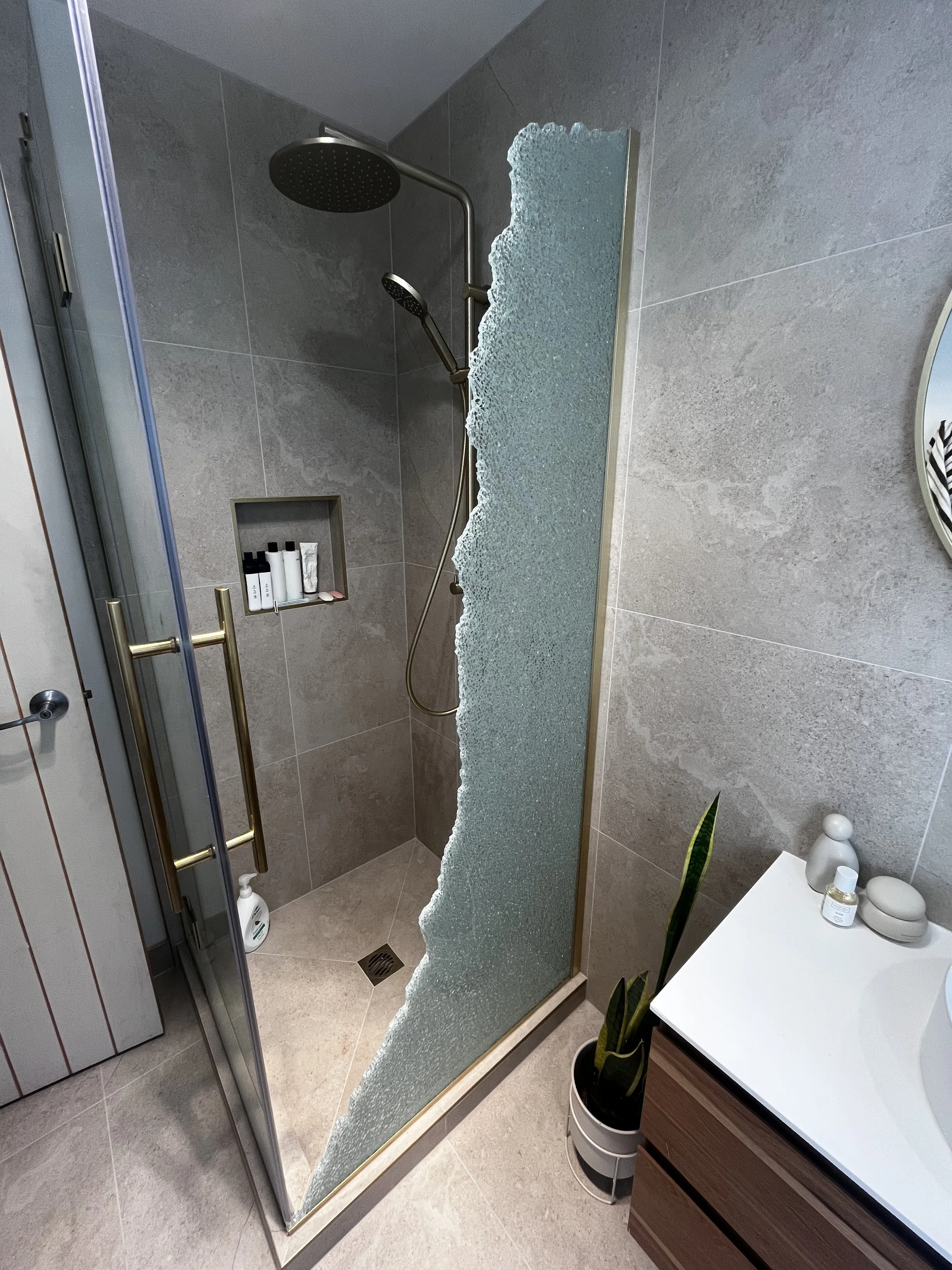10mm Shattered glass shower before 