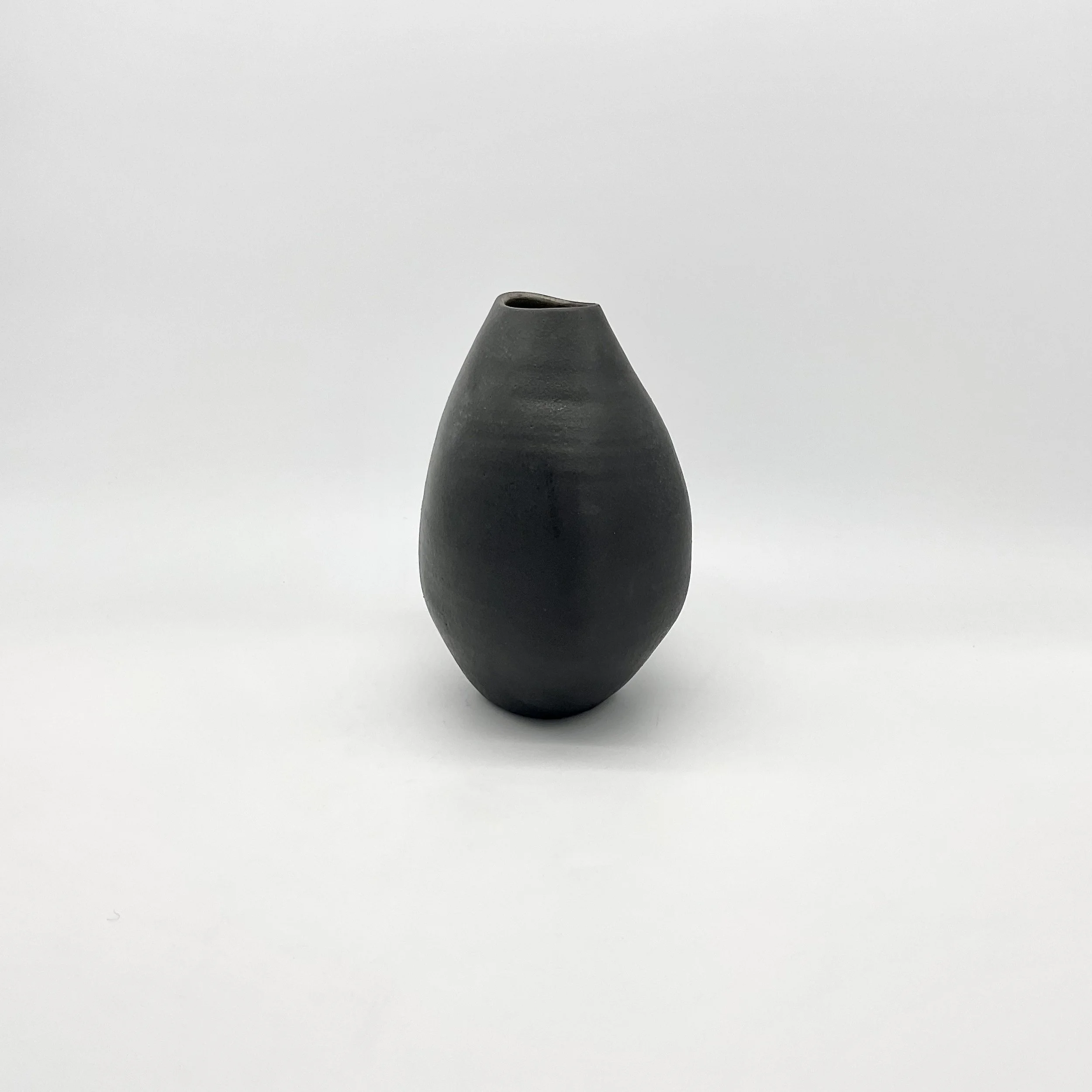 L bud vase black 1.jpeg