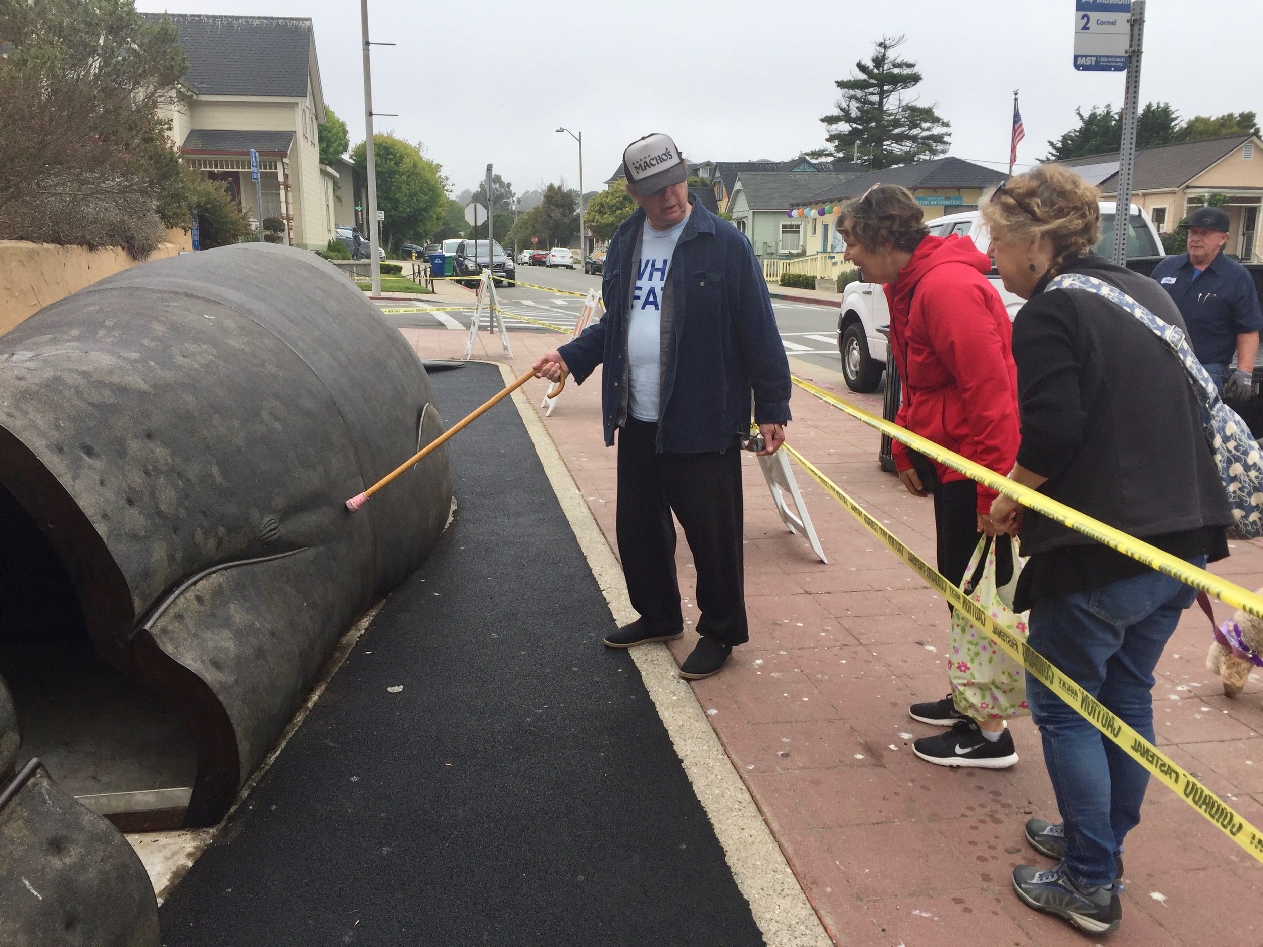 Fans enjoyed the opportunity to share stories and compliments with the Fosters during their visit. Larry, known for his anatomically correct work, pointed out Sandy’s ear to resident Karen Gunby.