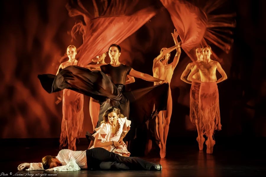 For New Dance Partners, the Kansas City Ballet performs Irene Rodriguez’ “Amor Brujo,” featuring Amaya Rodriguez (kneeling, center) as Candela and Liang Fu (center) as El Destino. (Credit: Michael Strong.)