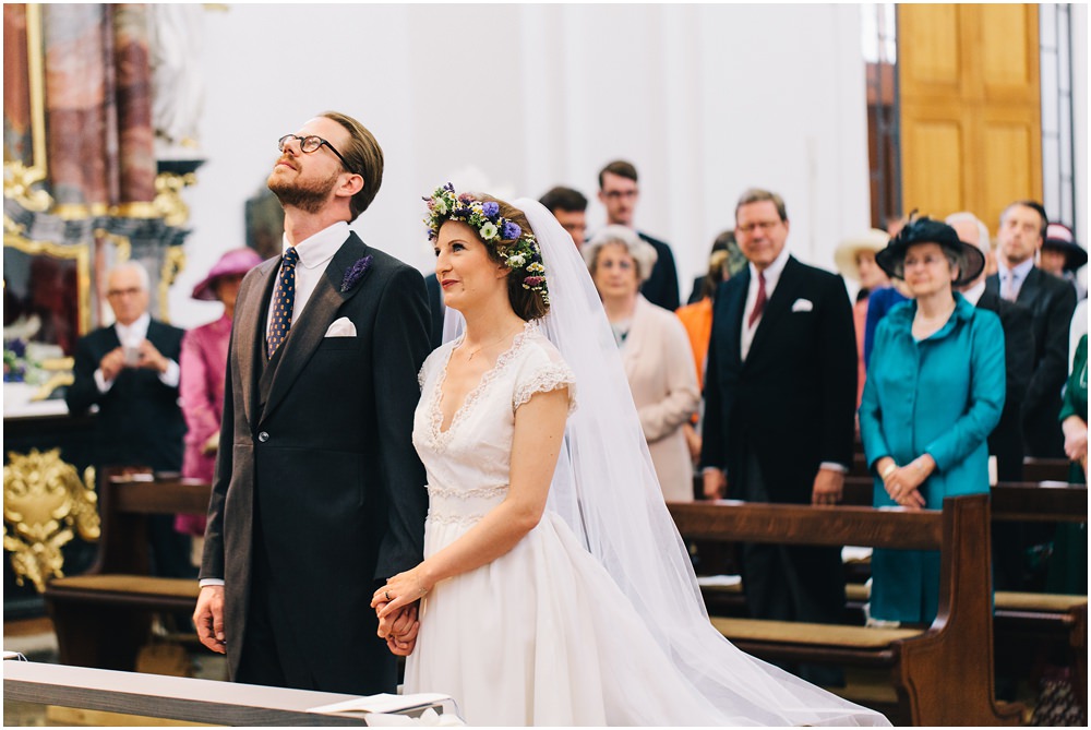 Braut und Bräutigam vor dem Altar