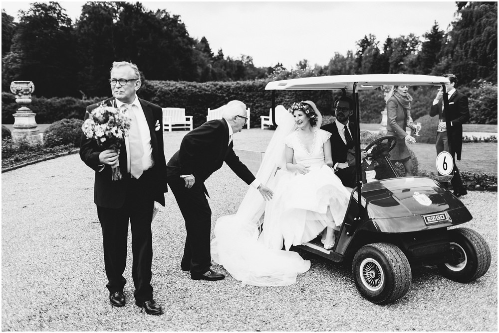 Brautpaar in Golfwagen