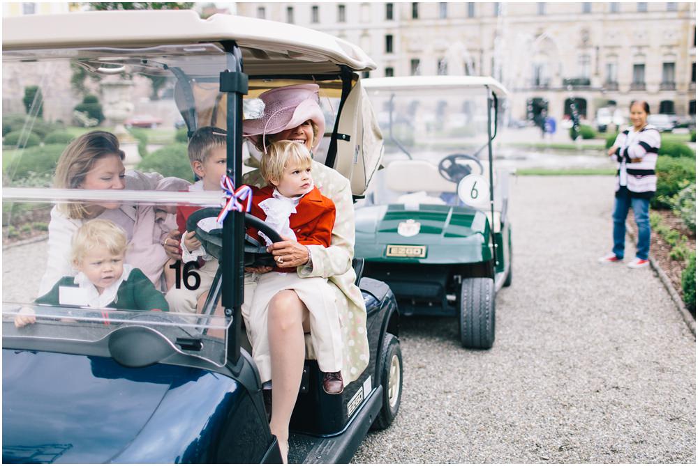 Hochzeitsgäste in Golferwagen