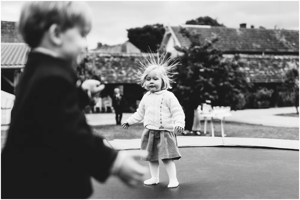 Kinder auf dem Trampolin